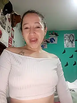 Snapshot of emilypoppy3 chatting on 09-24-25, 01:31 emilypoppy3 online show from 09-24-25, 01:31