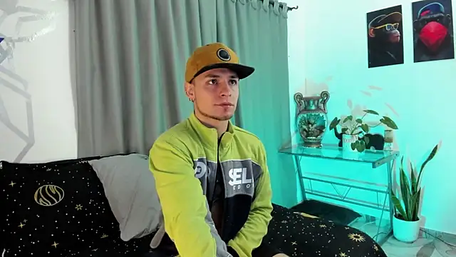 Snapshot of Aron-santoro chatting on 12-06-24, 05:53 Aron-santoro online show from 12-06-24, 05:53