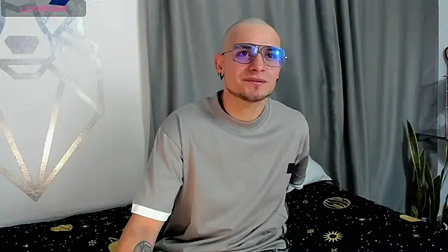 Snapshot of Aron-santoro chatting on 12-24-24, 11:55 Aron-santoro online show from 12-24-24, 11:55