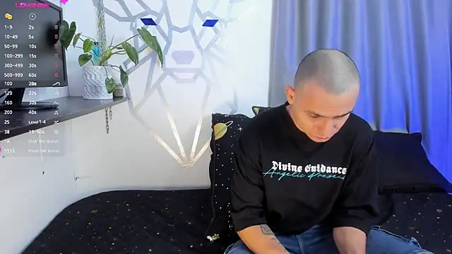 Snapshot of Aron-santoro chatting on 01-15-25, 03:43 Aron-santoro online show from 01-15-25, 03:43