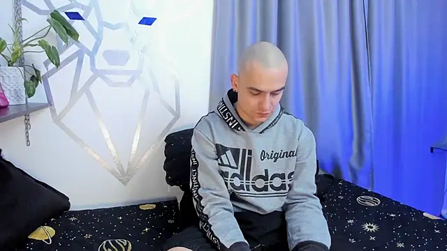 Snapshot of Aron-santoro chatting on 01-19-25, 04:44 Aron-santoro online show from 01-19-25, 04:44