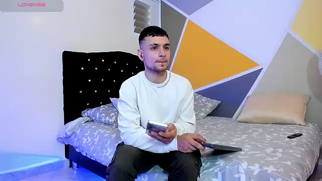 Snapshot of Aron-santoro chatting on 09-20-25, 03:18 Aron-santoro online show from 09-20-25, 03:18