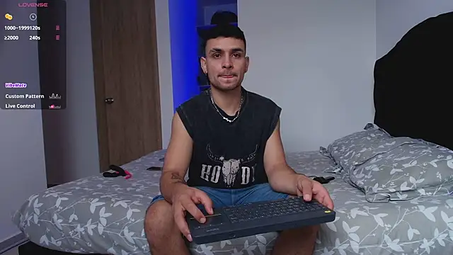 Snapshot of Aron-santoro chatting on 12-18-25, 08:26 Aron-santoro online show from 12-18-25, 08:26