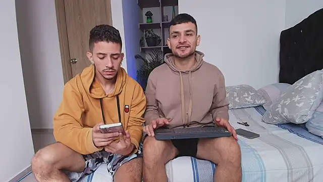 Snapshot of Aron-santoro chatting on 01-06-26, 02:54 Aron-santoro online show from 01-06-26, 02:54