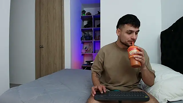 Snapshot of Aron-santoro chatting on 02-26-26, 07:13 Aron-santoro online show from 02-26-26, 07:13