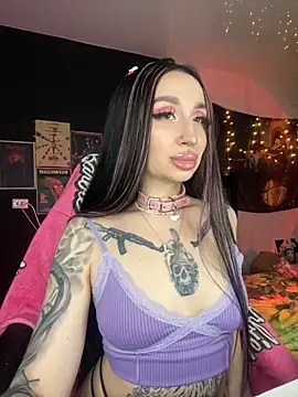 Snapshot of Molly__Moon chatting on 12-18-24, 05:26 Molly Moon online show from 12-18-24, 05:26