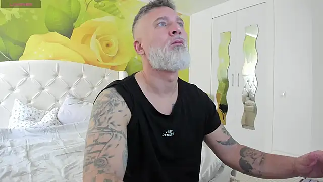 Snapshot of BlowMyXXL chatting on 02-25-26, 08:35 BlowMyXXL online show from 02-25-26, 08:35