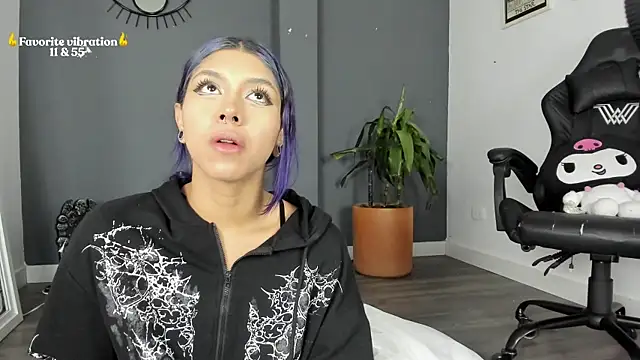 Snapshot of Raven_Witch_ chatting on 06-21-26, 06:10 Raven Witch online show from 06-21-26, 06:10