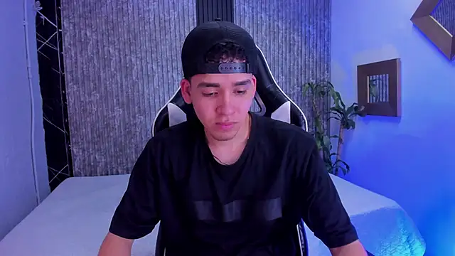 Mike 0233  online show from 10-15-25, 04:23