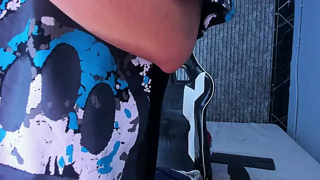 Mike 0233  online show from 10-17-25, 05:32