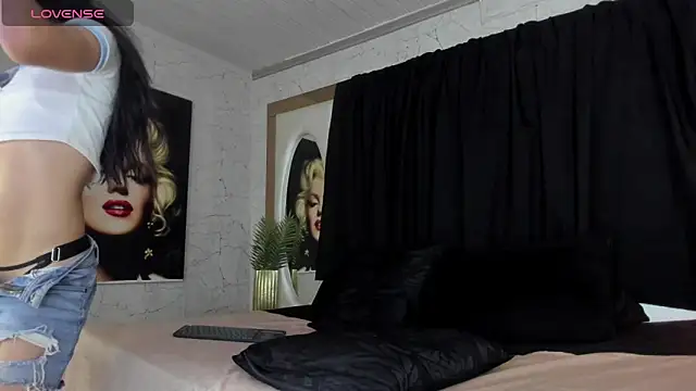 Snapshot of CloeRodriguez chatting on 10-27-25, 02:59 CloeRodriguez online show from 10-27-25, 02:59