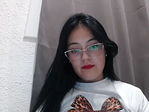 Snapshot of Alisha_99 chatting on 11-16-25, 07:19 Alisha 99 online show from 11-16-25, 07:19