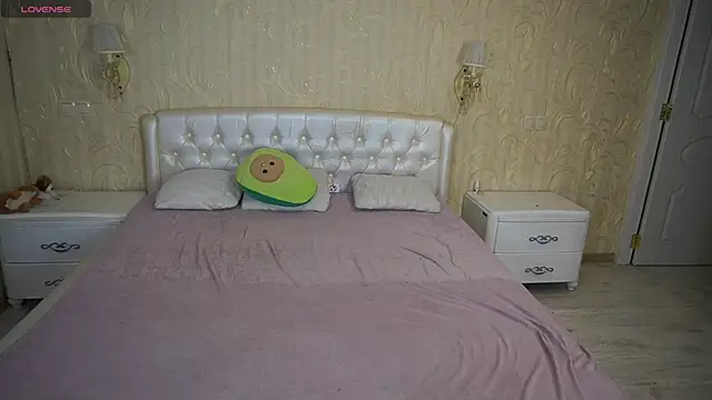 LunaaMayy online show from 11-19-25, 10:10