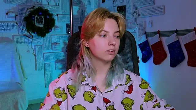 Snapshot of RocKStone_ chatting on 12-17-25, 08:20 RocKStone online show from 12-17-25, 08:20