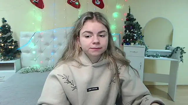 Snapshot of TinaRedly chatting on 12-21-24, 10:17 TinaRedly online show from 12-21-24, 10:17