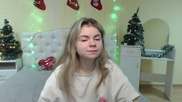 Snapshot of TinaRedly chatting on 12-28-24, 10:47 TinaRedly online show from 12-28-24, 10:47