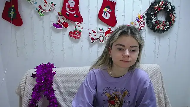Snapshot of TinaRedly chatting on 12-30-24, 10:10 TinaRedly online show from 12-30-24, 10:10