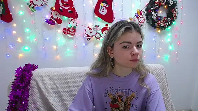 Snapshot of TinaRedly chatting on 12-30-24, 04:19 TinaRedly online show from 12-30-24, 04:19