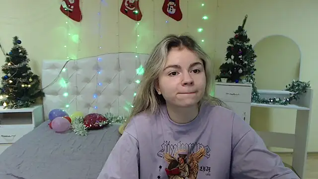 Snapshot of TinaRedly chatting on 01-13-25, 04:18 TinaRedly online show from 01-13-25, 04:18