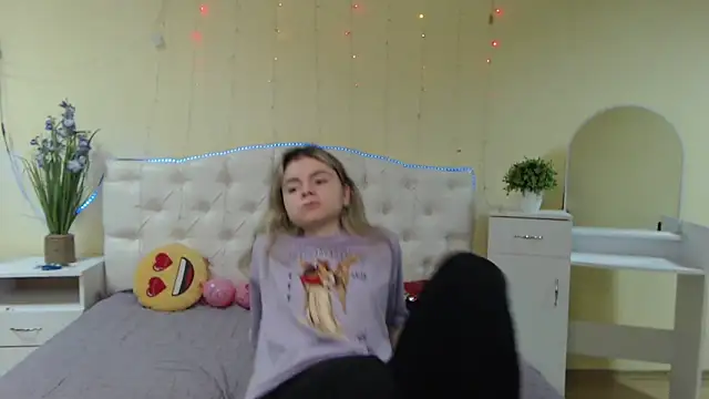 Snapshot of TinaRedly chatting on 01-16-25, 04:28 TinaRedly online show from 01-16-25, 04:28