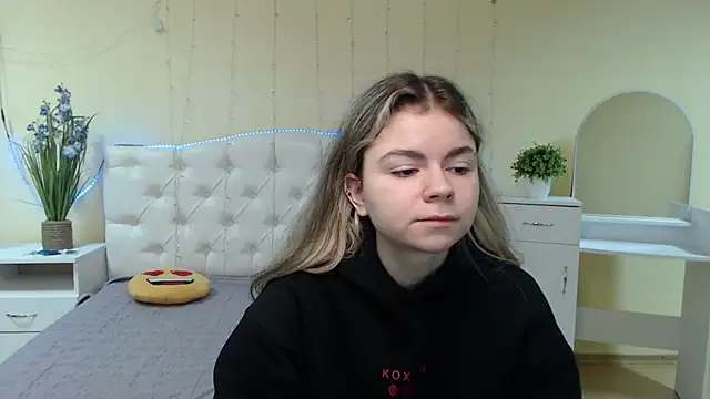 Snapshot of TinaRedly chatting on 01-19-25, 06:42 TinaRedly online show from 01-19-25, 06:42