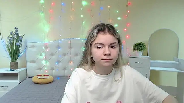 Snapshot of TinaRedly chatting on 01-19-25, 10:39 TinaRedly online show from 01-19-25, 10:39