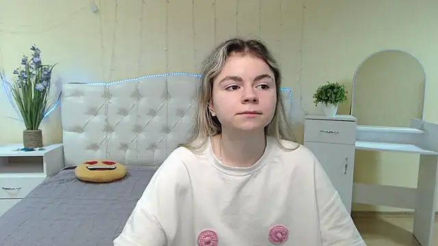Snapshot of TinaRedly chatting on 01-19-25, 02:28 TinaRedly online show from 01-19-25, 02:28