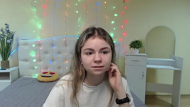 Snapshot of TinaRedly chatting on 01-21-25, 12:57 TinaRedly online show from 01-21-25, 12:57