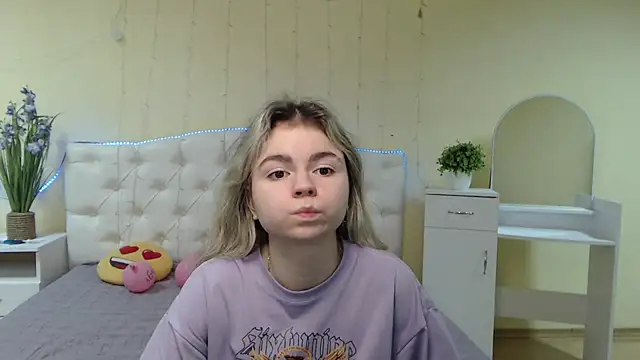 Snapshot of TinaRedly chatting on 01-22-25, 12:48 TinaRedly online show from 01-22-25, 12:48