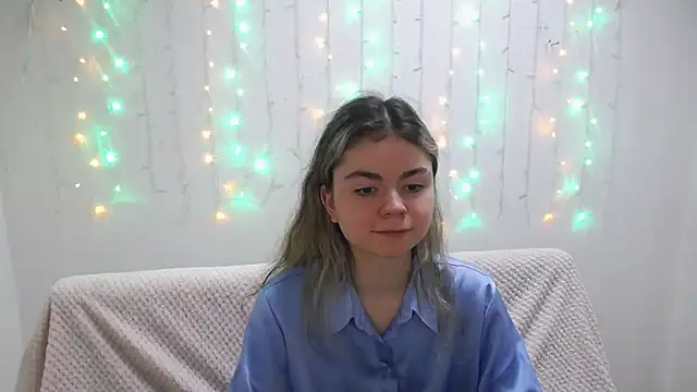 Snapshot of TinaRedly chatting on 01-27-25, 12:12 TinaRedly online show from 01-27-25, 12:12
