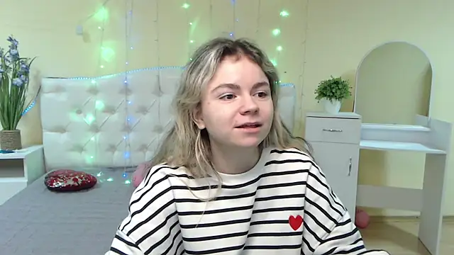 Snapshot of TinaRedly chatting on 01-27-25, 06:41 TinaRedly online show from 01-27-25, 06:41