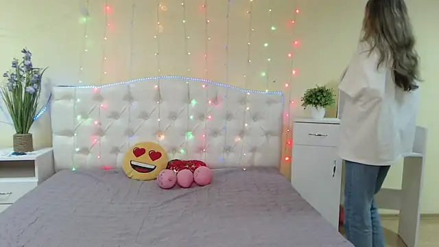 Snapshot of TinaRedly chatting on 01-28-25, 12:57 TinaRedly online show from 01-28-25, 12:57