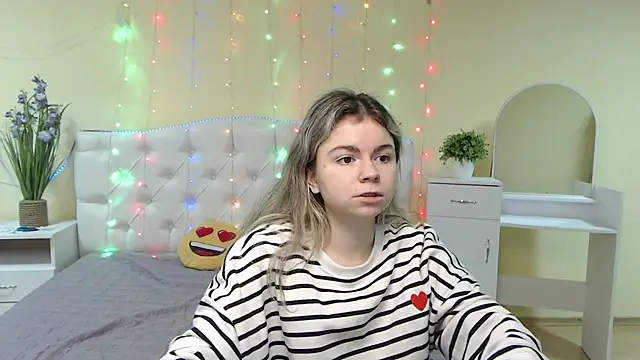 Snapshot of TinaRedly chatting on 01-28-25, 04:08 TinaRedly online show from 01-28-25, 04:08