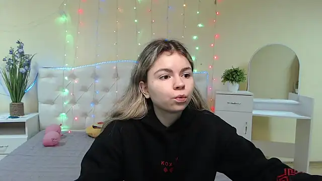 Snapshot of TinaRedly chatting on 01-28-25, 06:28 TinaRedly online show from 01-28-25, 06:28