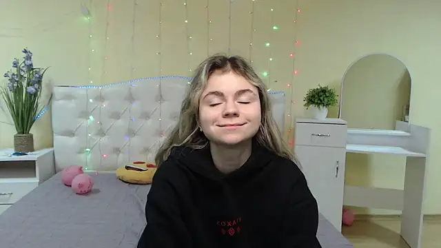 Snapshot of TinaRedly chatting on 01-29-25, 04:05 TinaRedly online show from 01-29-25, 04:05