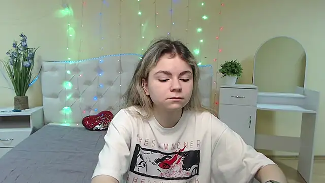 Snapshot of TinaRedly chatting on 02-02-25, 04:54 TinaRedly online show from 02-02-25, 04:54