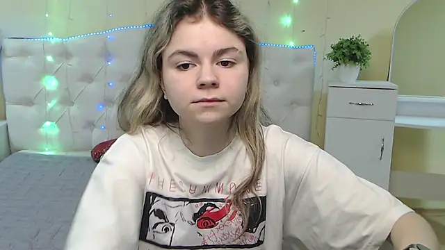 Snapshot of TinaRedly chatting on 02-04-25, 03:44 TinaRedly online show from 02-04-25, 03:44