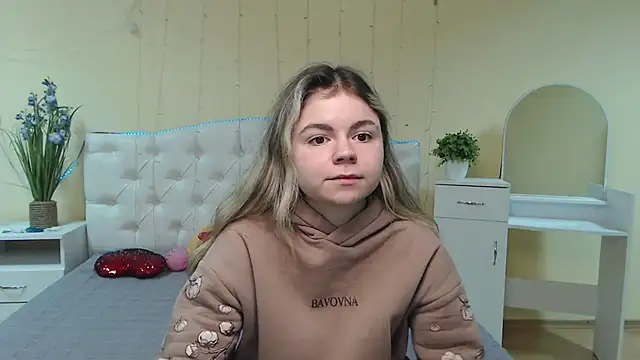 Snapshot of TinaRedly chatting on 02-05-25, 06:13 TinaRedly online show from 02-05-25, 06:13