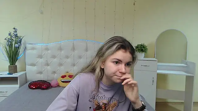 Snapshot of TinaRedly chatting on 02-05-25, 01:33 TinaRedly online show from 02-05-25, 01:33