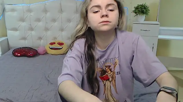 Snapshot of TinaRedly chatting on 02-05-25, 04:36 TinaRedly online show from 02-05-25, 04:36