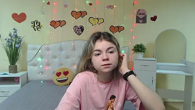 Snapshot of TinaRedly chatting on 02-16-25, 01:14 TinaRedly online show from 02-16-25, 01:14