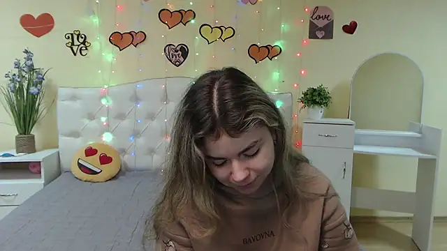 Snapshot of TinaRedly chatting on 02-16-25, 07:05 TinaRedly online show from 02-16-25, 07:05