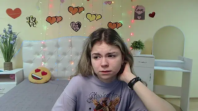 Snapshot of TinaRedly chatting on 02-16-25, 10:10 TinaRedly online show from 02-16-25, 10:10