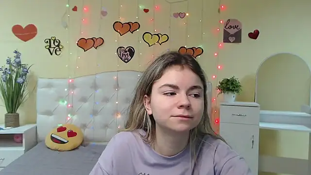 Snapshot of TinaRedly chatting on 02-17-25, 04:20 TinaRedly online show from 02-17-25, 04:20