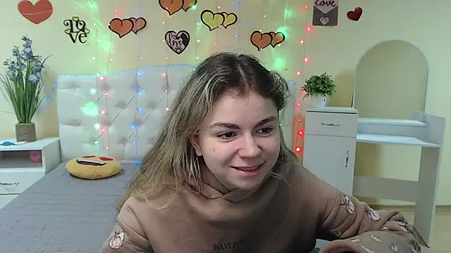 Snapshot of TinaRedly chatting on 02-17-25, 10:03 TinaRedly online show from 02-17-25, 10:03