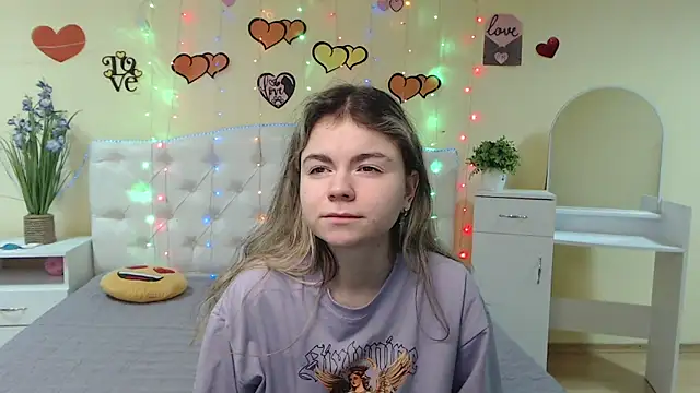 Snapshot of TinaRedly chatting on 02-18-25, 01:10 TinaRedly online show from 02-18-25, 01:10