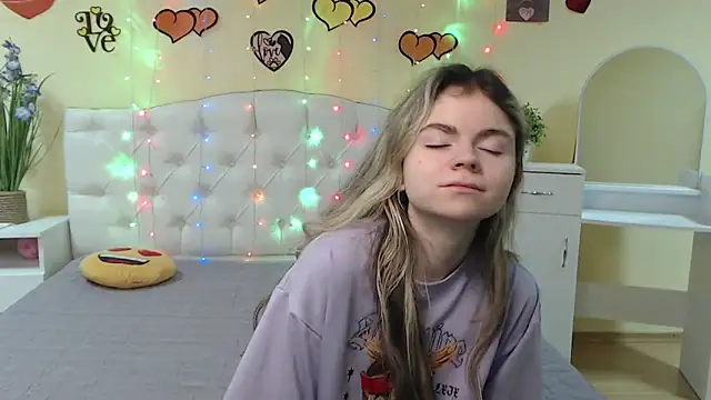 Snapshot of TinaRedly chatting on 02-18-25, 04:15 TinaRedly online show from 02-18-25, 04:15
