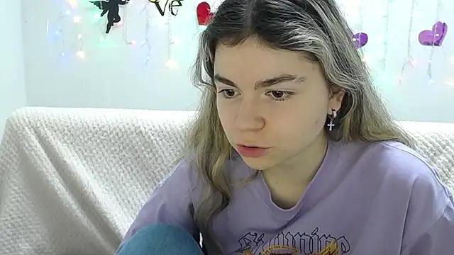 Snapshot of TinaRedly chatting on 02-23-25, 03:29 TinaRedly online show from 02-23-25, 03:29