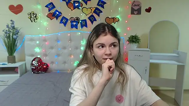 Snapshot of TinaRedly chatting on 03-03-25, 12:48 TinaRedly online show from 03-03-25, 12:48
