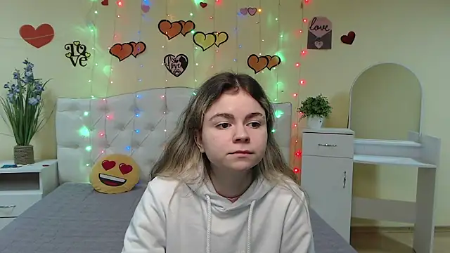Snapshot of TinaRedly chatting on 03-05-25, 06:34 TinaRedly online show from 03-05-25, 06:34
